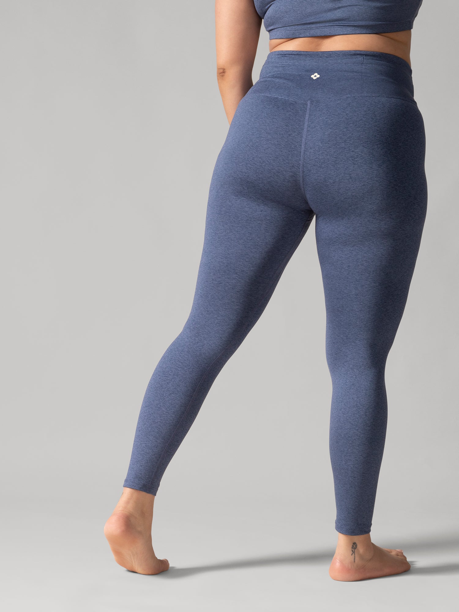 Women wearing the Buttery Soft BFF Hihg-Rise Legging by Rose Boreal - Denim / Femme qui porte le legging BFF brossé taille haute de Rose Boreal - Denim