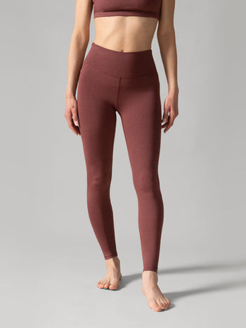 Women wearing the Buttery Soft BFF Hihg-Rise Legging by Rose Boreal - Rhubarb / Femme qui porte le legging BFF brossé taille haute de Rose Boreal - Rhubarbe