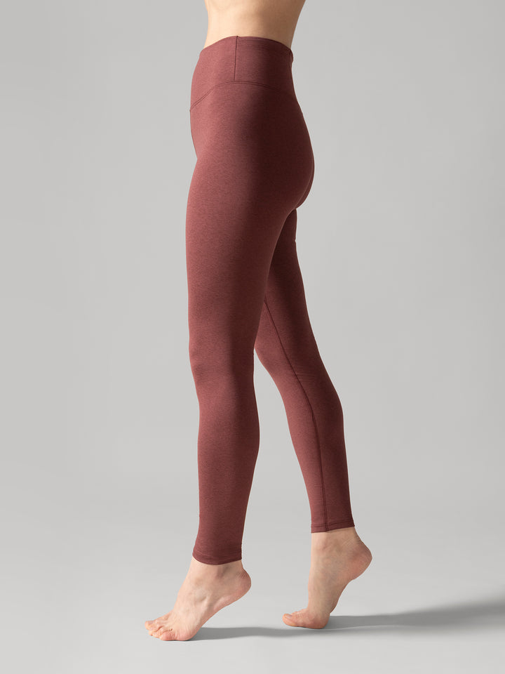 Women wearing the Buttery Soft BFF Hihg-Rise Legging by Rose Boreal - Rhubarb / Femme qui porte le legging BFF brossé taille haute de Rose Boreal - Rhubarbe