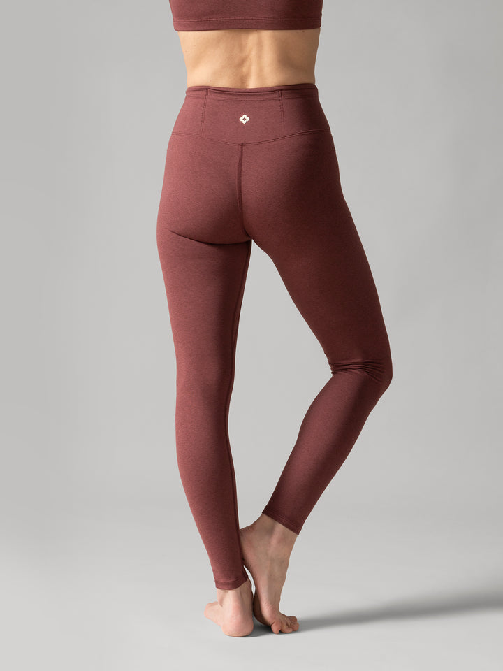 Women wearing the Buttery Soft BFF Hihg-Rise Legging by Rose Boreal - Rhubarb / Femme qui porte le legging BFF brossé taille haute de Rose Boreal - Rhubarbe