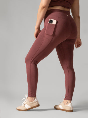 Women wearing the Buttery Soft BFF High-Rise Legging with Pockets by Rose Boreal - Rhubarb / Femme qui porte le Legging BFF Brossé Taille Haute avec poches de Rose Boreal - Rhubarbe