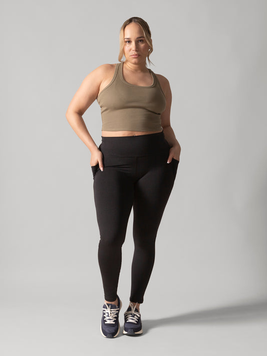 Women wearing the Buttery Soft BFF High-Rise Legging with Pockets by Rose Boreal - Total Eclipse / Femme qui porte le Legging BFF Brossé Taille Haute avec poches de Rose Boreal - Éclipse Totale