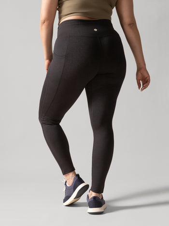 Women wearing the Buttery Soft BFF High-Rise Legging with Pockets by Rose Boreal - Total Eclipse / Femme qui porte le Legging BFF Brossé Taille Haute avec poches de Rose Boreal - Éclipse Totale