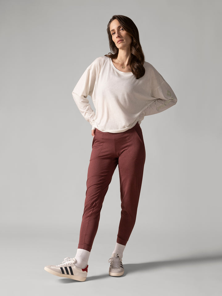 Women wearing the Buttery Soft BFF Jogger Pants by Rose Boreal - Rhubarb Over / Femme qui porte le Pantalon de Jogging BFF de Rose Boreal - Rhubarbe Over