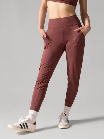 Women wearing the Buttery Soft BFF Jogger Pants by Rose Boreal - Rhubarb  / Femme qui porte le Pantalon de Jogging BFF de Rose Boreal - Rhubarbe