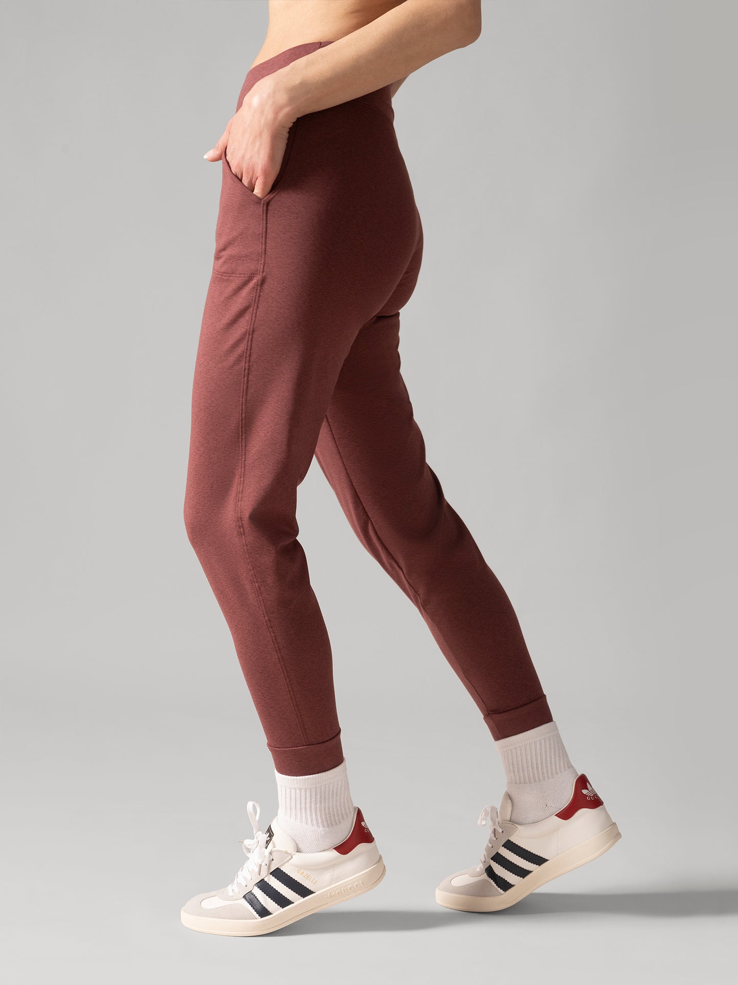 Women wearing the Buttery Soft BFF Jogger Pants by Rose Boreal - Rhubarb / Femme qui porte le Pantalon de Jogging BFF de Rose Boreal - Rhubarbe