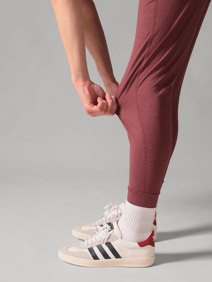 Women wearing the Buttery Soft BFF Jogger Pants by Rose Boreal - Rhubarb / Femme qui porte le Pantalon de Jogging BFF de Rose Boreal - Rhubarbe