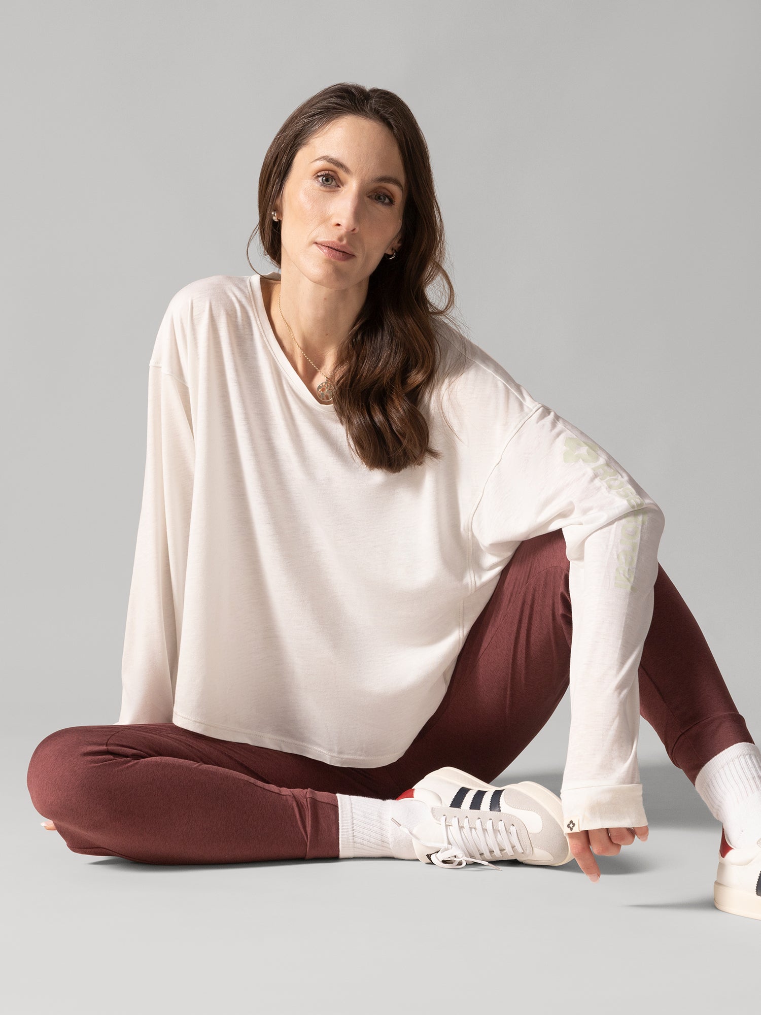 Women wearing the Buttery Soft BFF Jogger Pants by Rose Boreal - Rhubarb / Femme qui porte le Pantalon de Jogging BFF de Rose Boreal - Rhubarbe