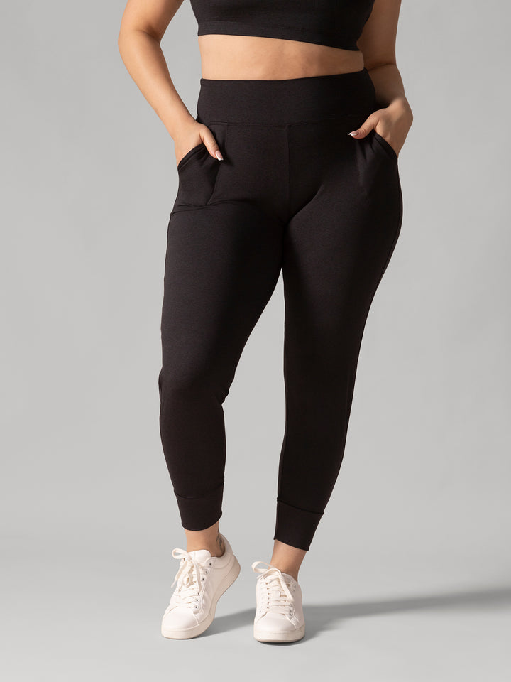 Women wearing the Buttery Soft BFF Jogger Pants by Rose Boreal - Total Eclipse / Femme qui porte le Pantalon de Jogging BFF de Rose Boreal - Éclipse Totale