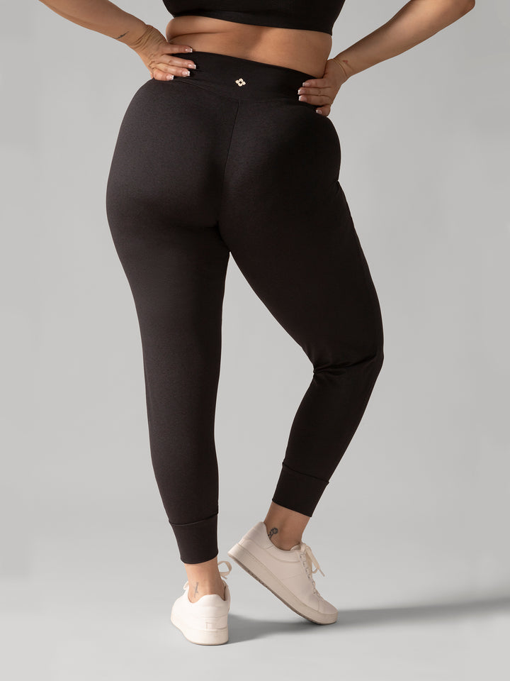 Women wearing the Buttery Soft BFF Jogger Pants by Rose Boreal - Total Eclipse / Femme qui porte le Pantalon de Jogging BFF de Rose Boreal - Éclipse Totale