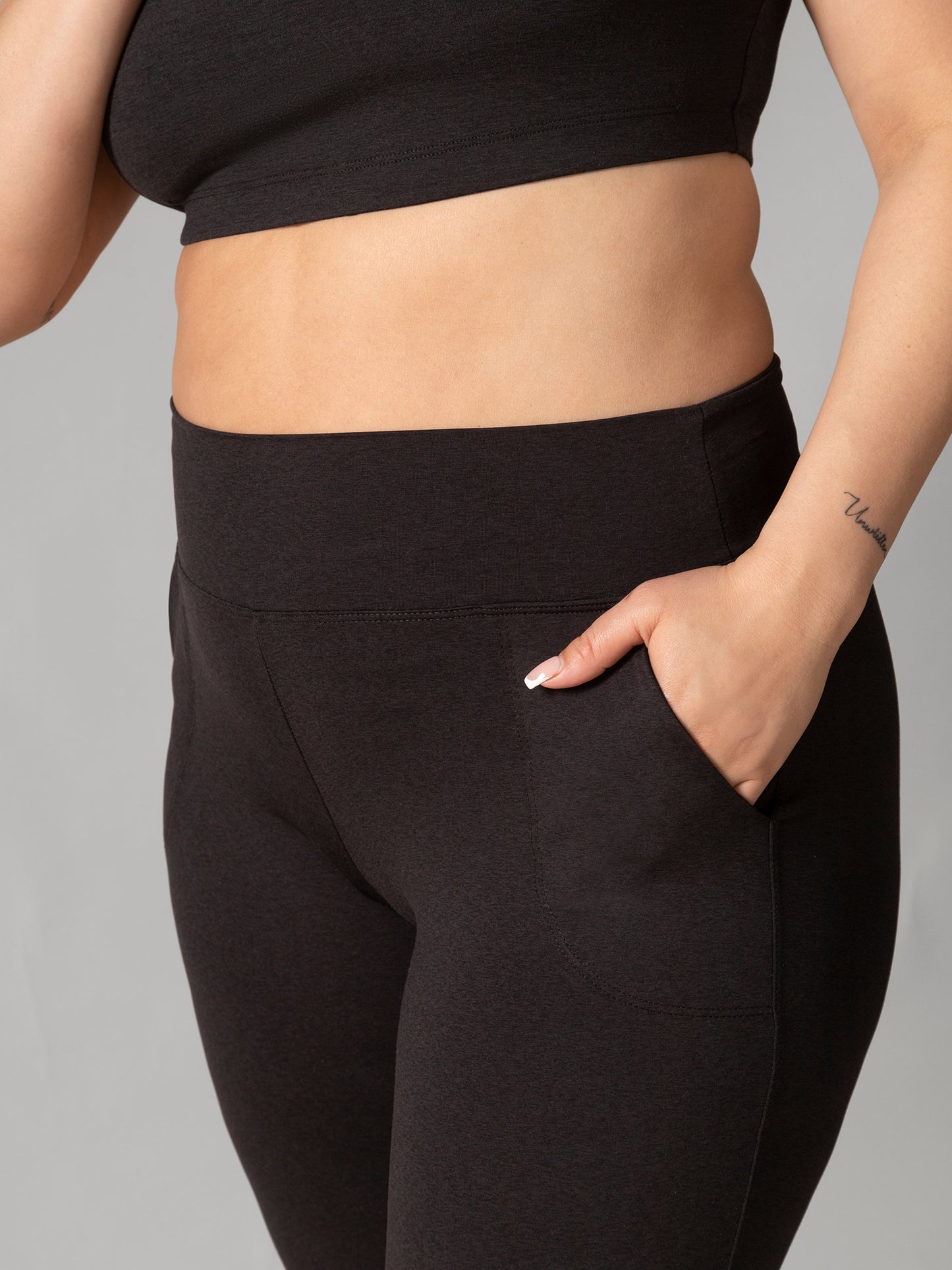 Women wearing the Buttery Soft BFF Jogger Pants by Rose Boreal - Total Eclipse / Femme qui porte le Pantalon de Jogging BFF de Rose Boreal - Éclipse Totale