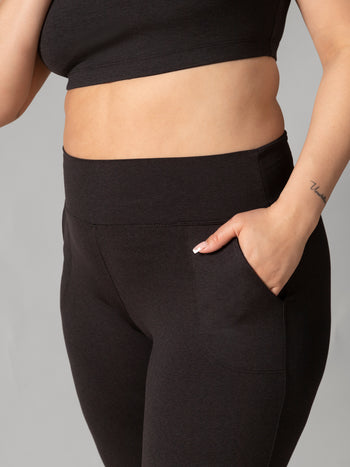 Women wearing the Buttery Soft BFF Jogger Pants by Rose Boreal - Total Eclipse / Femme qui porte le Pantalon de Jogging BFF de Rose Boreal - Éclipse Totale