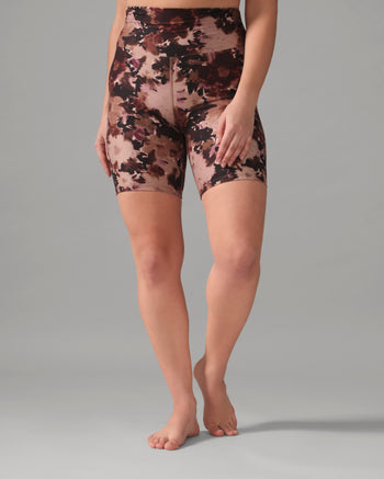 Women wearing the Buttery Soft High-Rise BFF Shorts - Floral Dream - Floral Dream / Femme qui porte le Short BFF taille haute - Rêve Fleuri - Rêve Fleuri