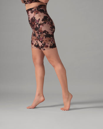 Women wearing the Buttery Soft High-Rise BFF Shorts - Floral Dream - Floral Dream / Femme qui porte le Short BFF taille haute - Rêve Fleuri - Rêve Fleuri