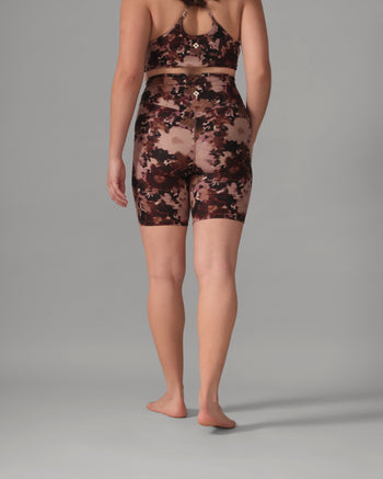 Women wearing the Buttery Soft High-Rise BFF Shorts - Floral Dream - Floral Dream / Femme qui porte le Short BFF taille haute - Rêve Fleuri - Rêve Fleuri