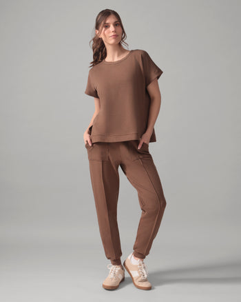 Women wearing the Casual Slim Cuff Jogger Pant - Hazelnut in Hazelnut Over / Femme qui porte le Pantalon de jogging décontracté à cheville ajustée - Noisette en Noisette Over