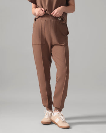 Women wearing the Casual Slim Cuff Jogger Pant - Hazelnut in Hazelnut / Femme qui porte le Pantalon de jogging décontracté à cheville ajustée - Noisette en Noisette