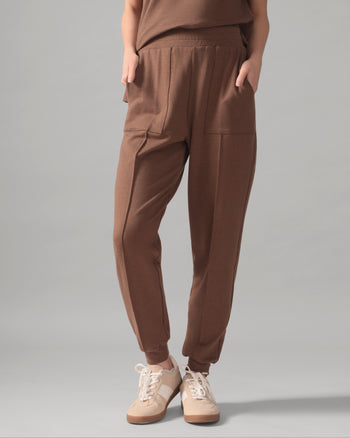 Women wearing the Casual Slim Cuff Jogger Pant - Hazelnut in Hazelnut / Femme qui porte le Pantalon de jogging décontracté à cheville ajustée - Noisette en Noisette