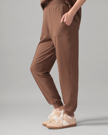 Women wearing the Casual Slim Cuff Jogger Pant - Hazelnut in Hazelnut / Femme qui porte le Pantalon de jogging décontracté à cheville ajustée - Noisette en Noisette