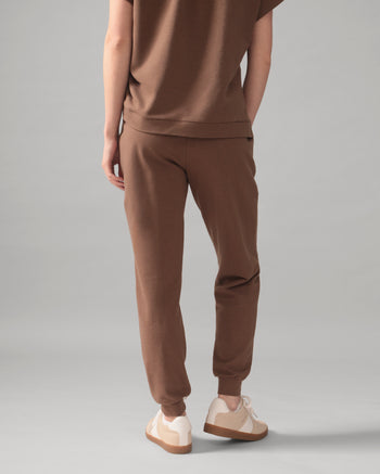 Women wearing the Casual Slim Cuff Jogger Pant - Hazelnut in Hazelnut / Femme qui porte le Pantalon de jogging décontracté à cheville ajustée - Noisette en Noisette