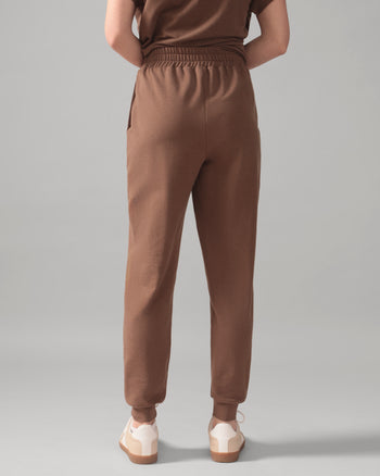 Women wearing the Casual Slim Cuff Jogger Pant - Hazelnut in Hazelnut / Femme qui porte le Pantalon de jogging décontracté à cheville ajustée - Noisette en Noisette