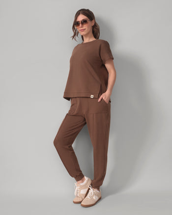 Women wearing the Casual Slim Cuff Jogger Pant - Hazelnut in Hazelnut / Femme qui porte le Pantalon de jogging décontracté à cheville ajustée - Noisette en Noisette