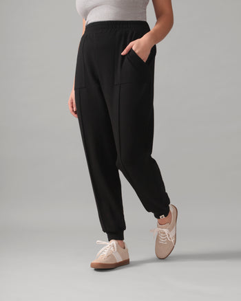 Women wearing the Casual Slim Cuff Jogger Pant - Total Eclipse in Total Eclipse / Femme qui porte le Pantalon de jogging décontracté à cheville ajustée - Éclipse Totale en Éclipse Totale