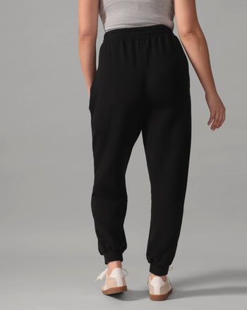 Women wearing the Casual Slim Cuff Jogger Pant - Total Eclipse in Total Eclipse / Femme qui porte le Pantalon de jogging décontracté à cheville ajustée - Éclipse Totale en Éclipse Totale