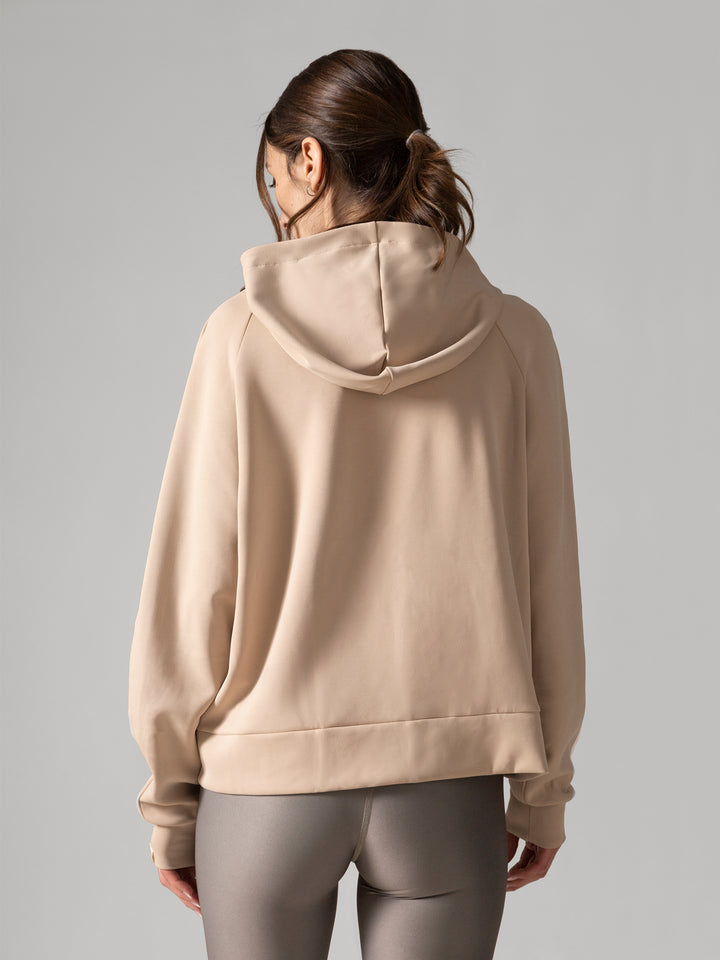 Women wearing the Horizon Hoodie from Rose Boreal - Almond / Femme qui porte le chandail horizon de Rose Boreal - Amande