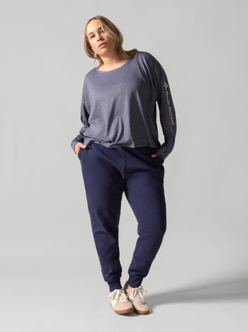 Women wearing the Kamouraska jogger by Rose Boreal - Denim / Femme qui porte le Jogging Kamouraska de Rose Boreal - Denim.