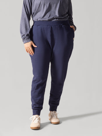 Women wearing the Kamouraska jogger by Rose Boreal - Denim Over / Femme qui porte le Jogging Kamouraska de Rose Boreal - Denim Over