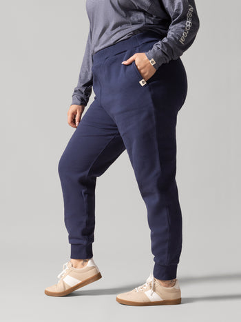 Women wearing the Kamouraska jogger by Rose Boreal - Denim / Femme qui porte le Jogging Kamouraska de Rose Boreal - Denim.