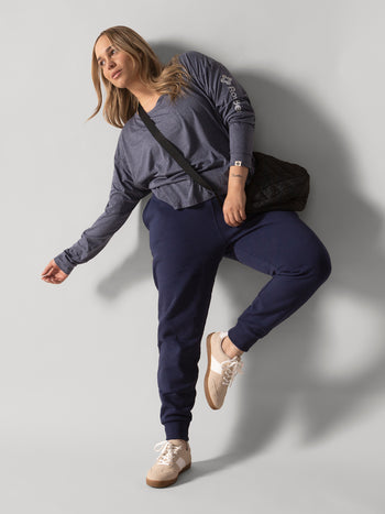 Women wearing the Kamouraska jogger by Rose Boreal - Denim / Femme qui porte le Jogging Kamouraska de Rose Boreal - Denim.