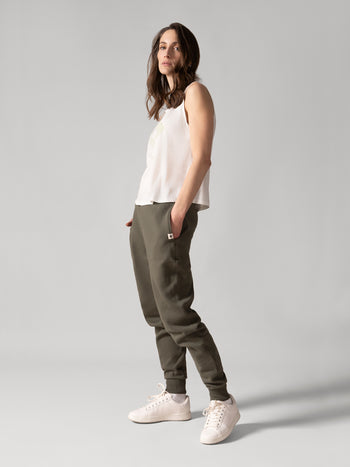 Women wearing the Kamouraska jogger by Rose Boreal - Moss / Femme qui porte le Jogging Kamouraska de Rose Boreal - Mousse