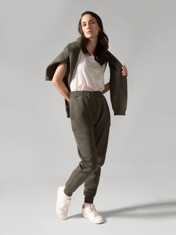 Women wearing the Kamouraska jogger by Rose Boreal - Moss / Femme qui porte le Jogging Kamouraska de Rose Boreal - Mousse