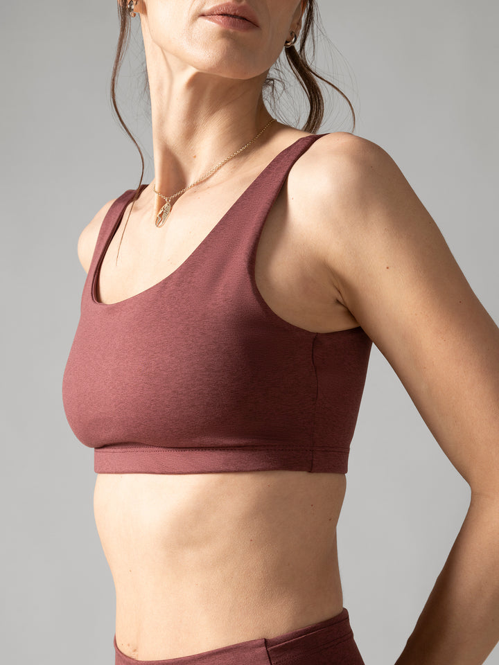 Women wearing the Life's good Sports Bra by Rose Boreal - Rhubarb / Femme qui porte le Soutien-gorge La Vie est belle de Rose Boreal - Rhubarbe