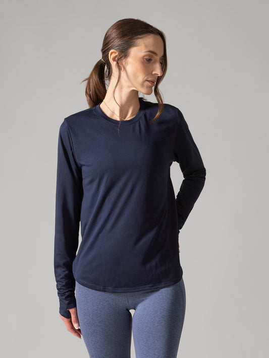 Women wearing the No Brainer Long Sleeves by Rose Boreal - Denim / Femme qui porte le Chandail à manches longues No Brainer - Denim