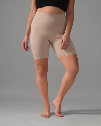 Women wearing the Buttery Soft High-Rise BFF Shorts - Vanilla Bean - Vanilla Bean / Femme qui porte le Short BFF taille haute - Gousse de vanille - Gousse de vanille