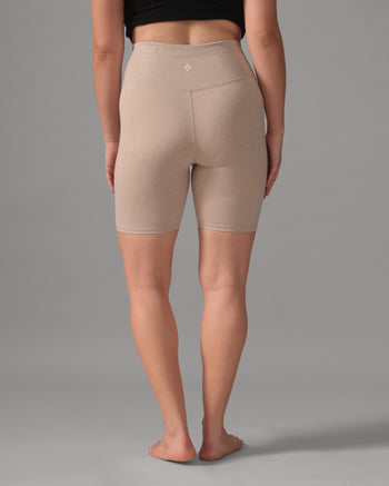 Women wearing the Buttery Soft High-Rise BFF Shorts - Vanilla Bean - Vanilla Bean / Femme qui porte le Short BFF taille haute - Gousse de vanille - Gousse de vanille