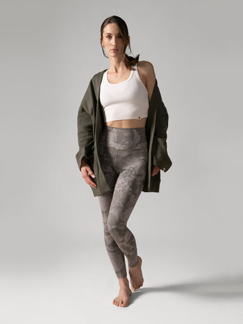 Women wearing the Reversible Ultralight High-Rise Legging - Wild Orchid by Rose Boreal - Wild Orchid / Femme qui porte le Legging Réversible Taille Haute Ultraléger - Wild Orchid 