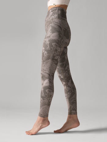 Women wearing the Reversible Ultralight High-Rise Legging - Wild Orchid by Rose Boreal - Wild Orchid / Femme qui porte le Legging Réversible Taille Haute Ultraléger - Wild Orchid 