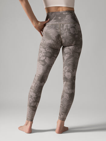 Women wearing the Reversible Ultralight High-Rise Legging - Wild Orchid by Rose Boreal - Wild Orchid / Femme qui porte le Legging Réversible Taille Haute Ultraléger - Wild Orchid 