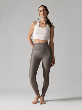 Women wearing the Reversible Ultralight High-Rise Legging - Wild Orchid by Rose Boreal - Wild Orchid Over / Femme qui porte le Legging Réversible Taille Haute Ultraléger - Wild Orchid Over