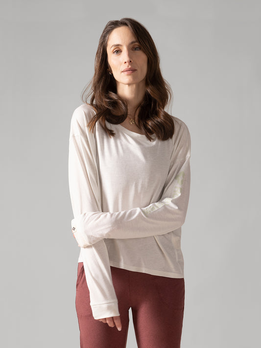 Women wearing the Slow Day Long-Sleeve Shirt by Rose Boreal - Natural White / Femme qui porte le Chandail Slow Day de Rose Boreal - Blanc Naturel