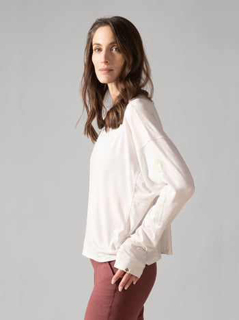 Women wearing the Slow Day Long-Sleeve Shirt by Rose Boreal - Natural White / Femme qui porte le Chandail Slow Day de Rose Boreal - Blanc Naturel