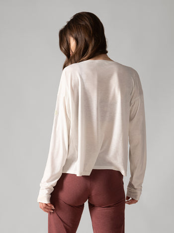 Women wearing the Slow Day Long-Sleeve Shirt by Rose Boreal - Natural White / Femme qui porte le Chandail Slow Day de Rose Boreal - Blanc Naturel