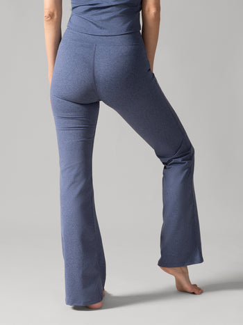 Women wearing the TGIF Wide Leg Yoga Pants by Rose Boreal - Denim / Femme qui porte le Pantalon de Yoga Vivement Vendredi de Rose Boreal - Denim