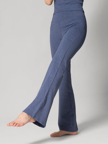 Women wearing the TGIF Wide Leg Yoga Pants by Rose Boreal - Denim / Femme qui porte le Pantalon de Yoga Vivement Vendredi de Rose Boreal - Denim