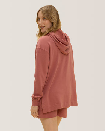 Women wearing the Chill Out Hoodie by Rose Boreal - Blush Over / Femme qui porte le Chandail à capuche trop relax de Rose Boreal - Rosée Over