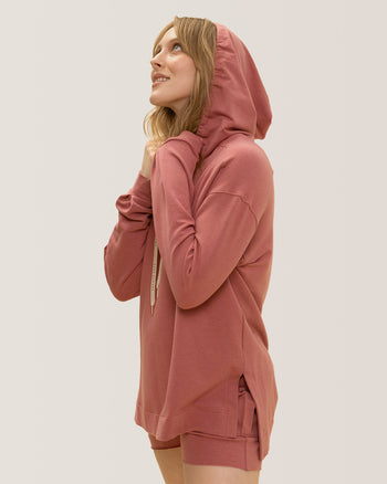 Women wearing the Chill Out Hoodie by Rose Boreal - Blush / Femme qui porte le Chandail à capuche trop relax de Rose Boreal - Rosée